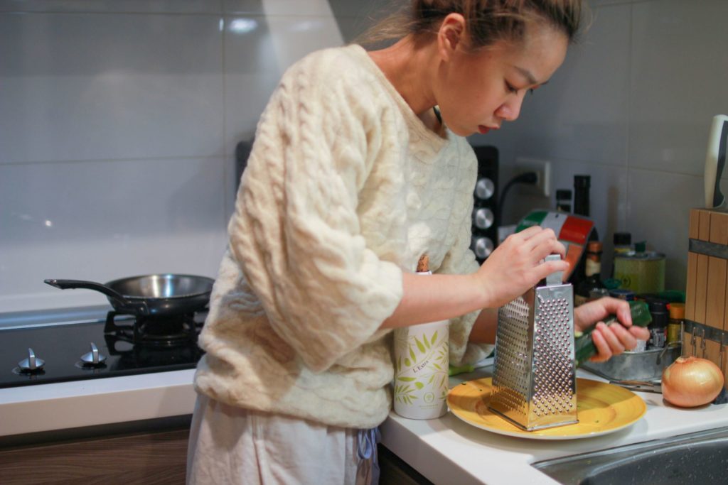 法式羅勒蔬菜湯食譜－櫛瓜煎餅食譜