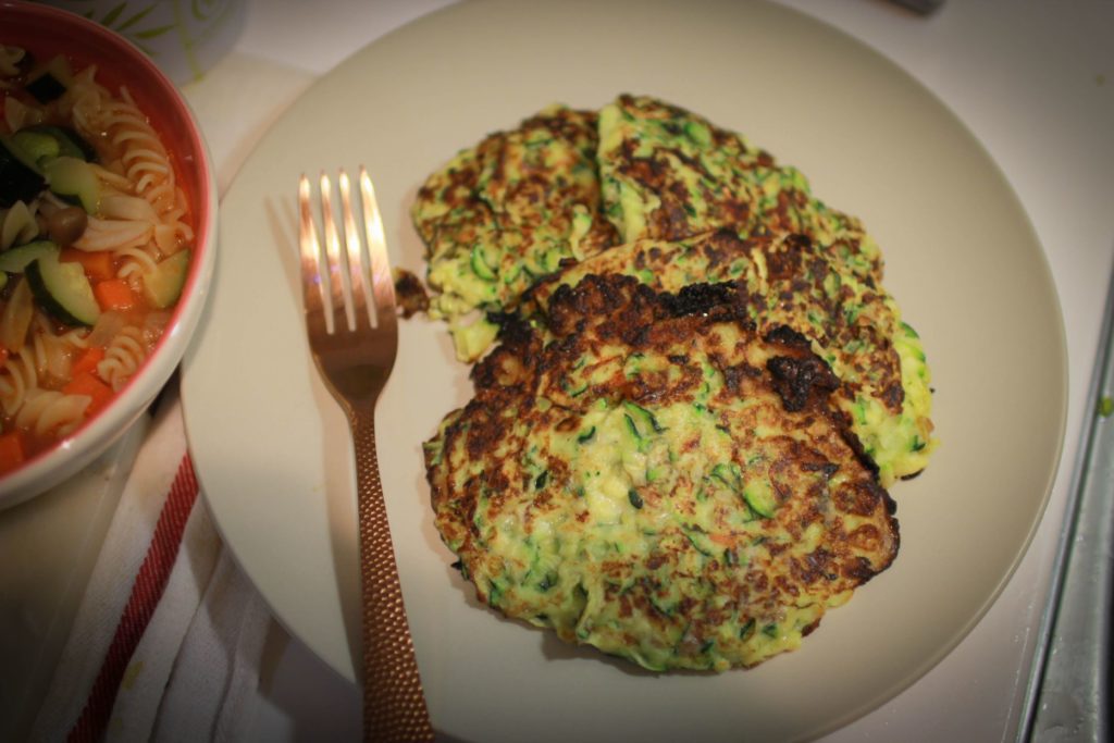 法式羅勒蔬菜湯食譜－櫛瓜煎餅食譜