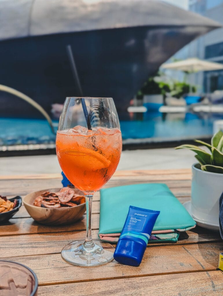 曼谷 W Hotel W Bangkok，24小時開放並有現場DJ的度假風露天泳池