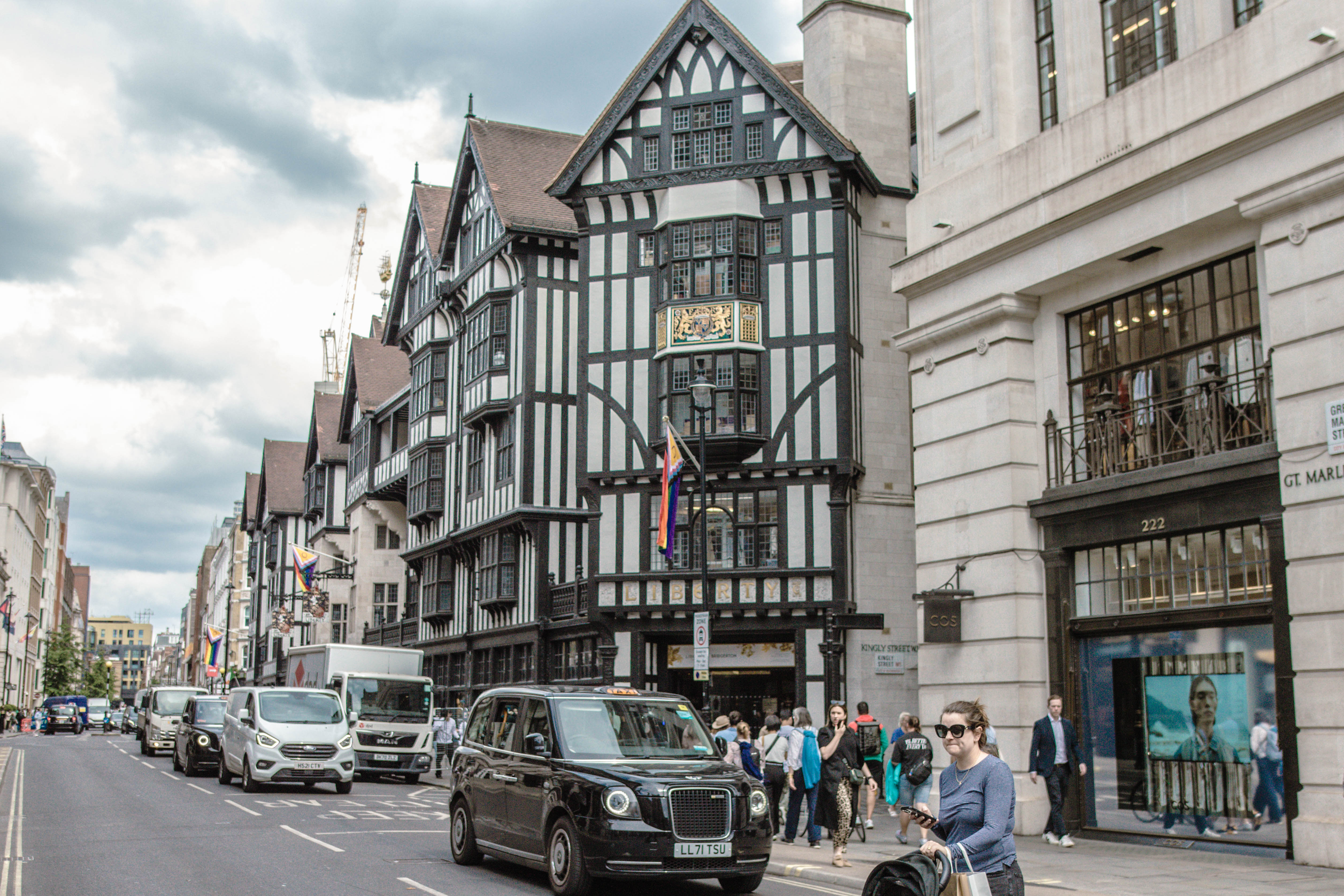 英國百年百貨必買:Liberty London