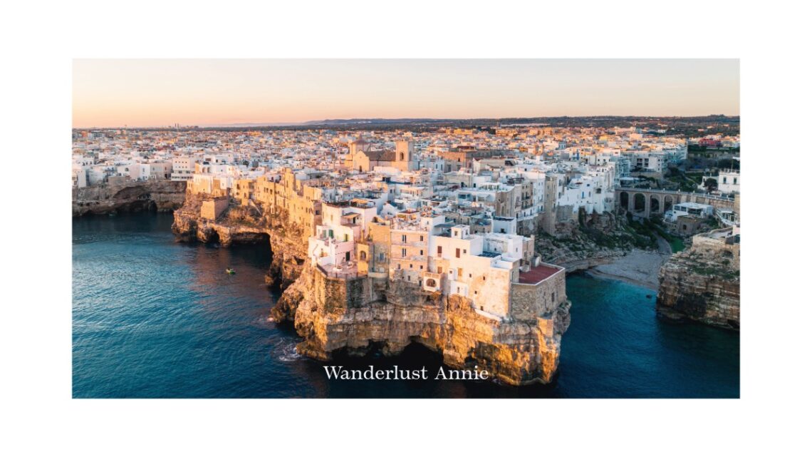 旅客搭乘遊船探索 Polignano a Mare