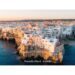 旅客搭乘遊船探索 Polignano a Mare